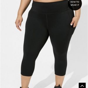 Torrid Performance work out capris with pockets